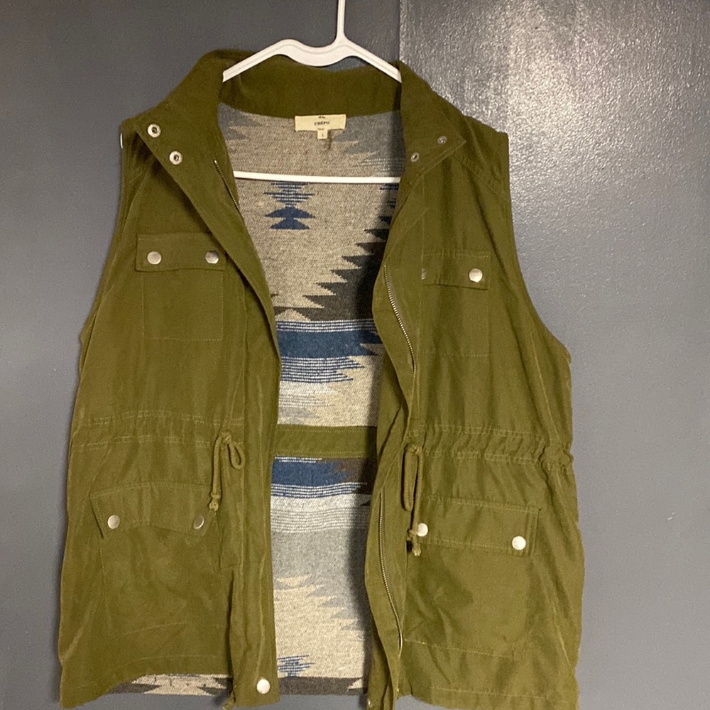 Olive Green Vest! Super cute! L but would fit XL too I think! (I’m an L/XL).